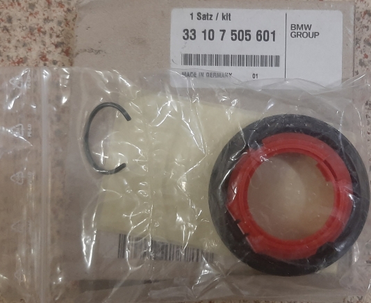 Těsnicí kroužek hřídele převodovky.OE 33107505601