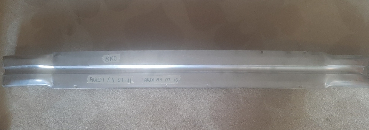 Výztuha předního nárazníku Audi