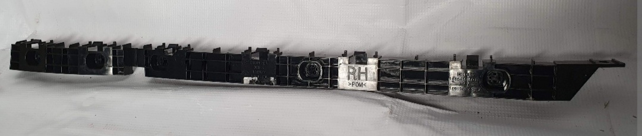 VNĚJŠÍ DRŽÁK ZADNÍHO NÁRAZNÍKU R