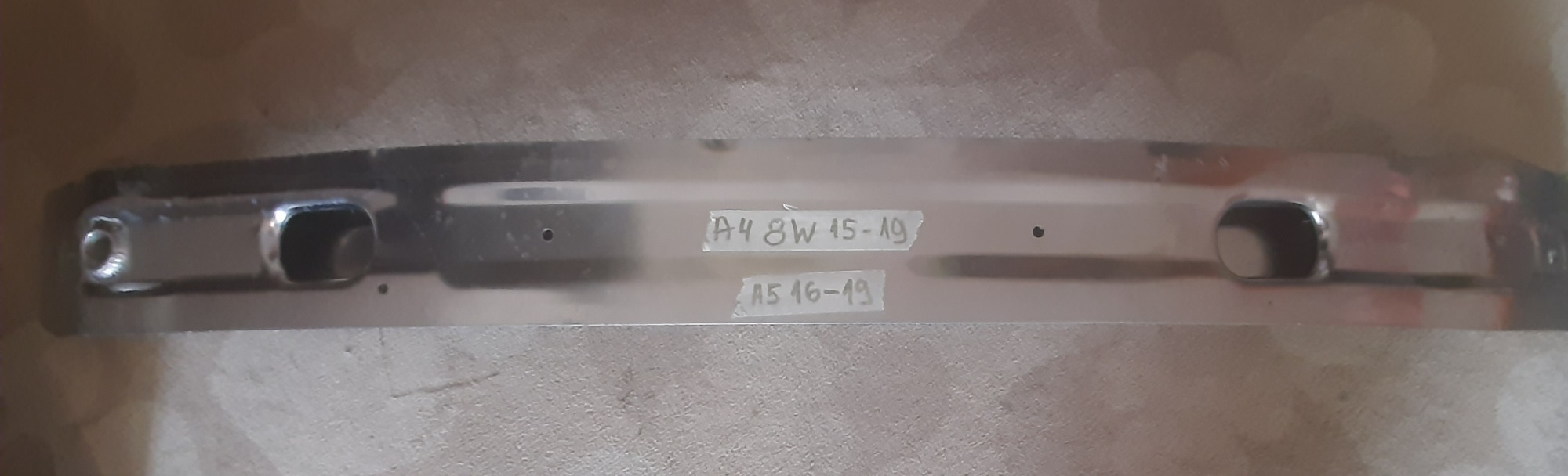 Výztuha předního nárazníku Audi