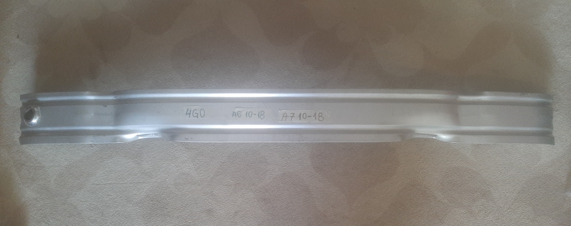 Výztuha předního nárazníku Audi